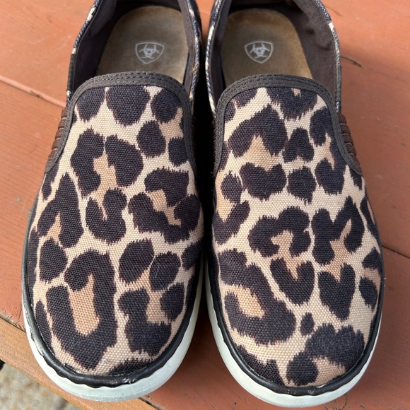 Ariat slip -on shoes canvas animal. print. Good condition Sz 9 - Picture 4 of 5